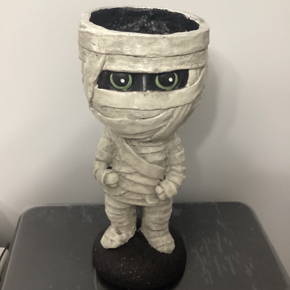 Mummy with green eyes